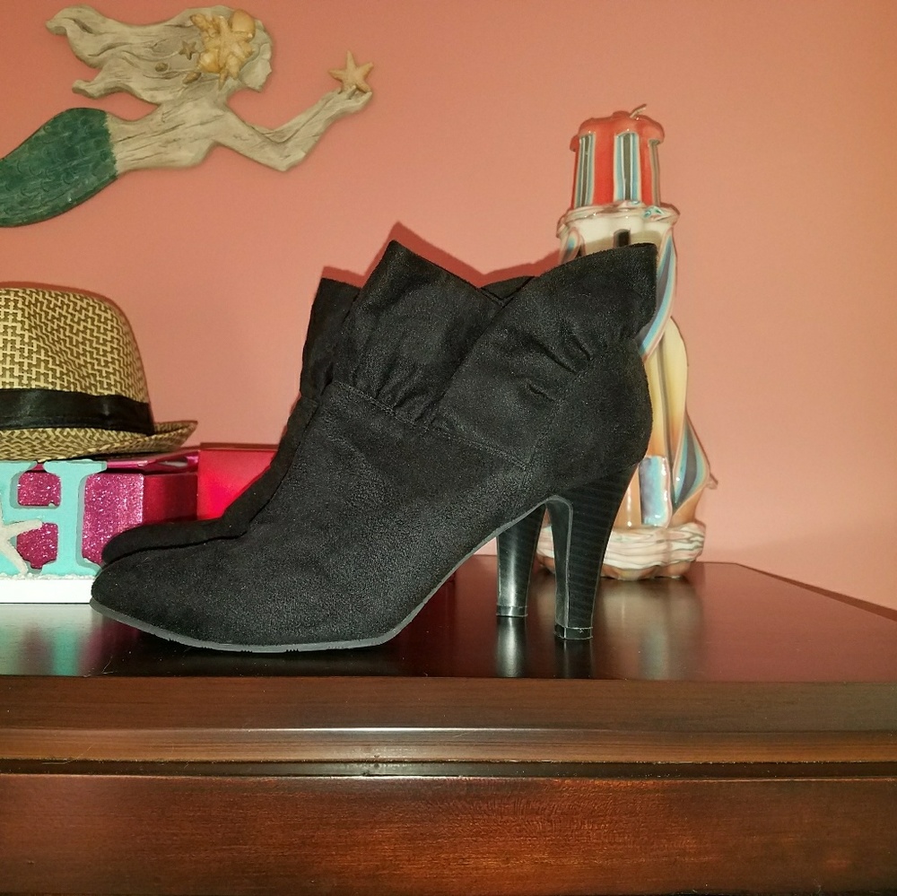 Coconuts ruffled booties